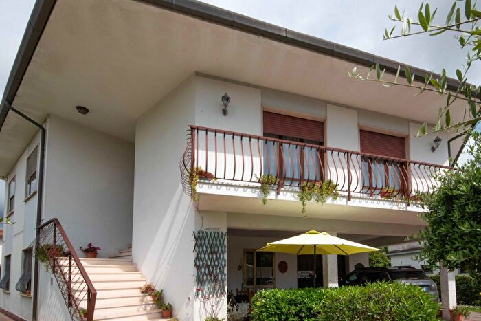 Casa con 10 locali in vendita in Vecchiano