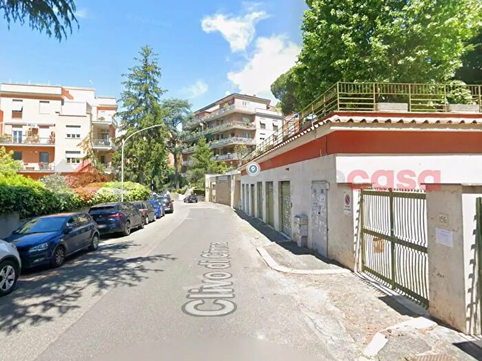 Appartamento quadrilocale in affitto in Clivo di Cinna, Roma