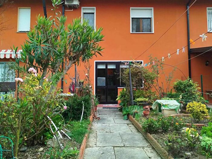 Casa con 6 locali in vendita in Mirandola