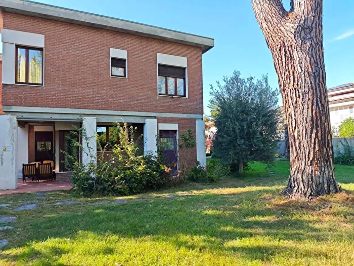 Casa con 9 locali in vendita in Ia Palmiro Togliatti, Pontedera