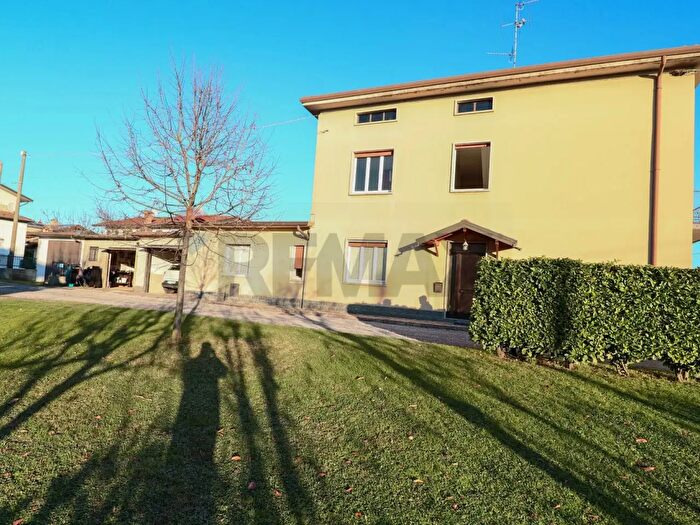 Casa con 6 locali in vendita in Brembate Di Sopra