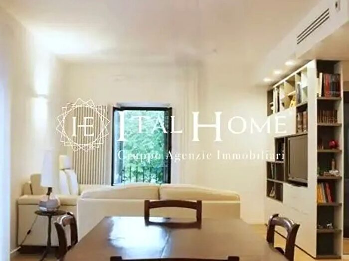 Appartamento trilocale in vendita in Via Accademia, Milano