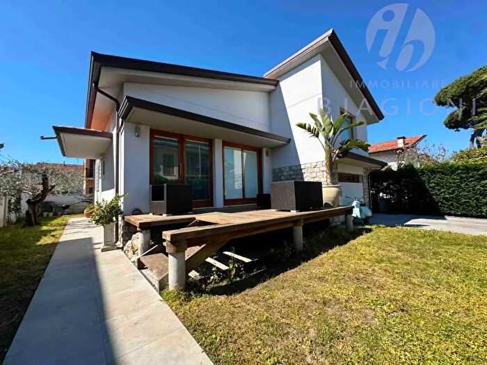 Casa con 5 locali in vendita in Camaiore