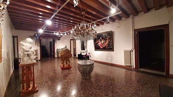 Casa con 20 locali in vendita in Fonte Onè Via Fabia, Montebelluna