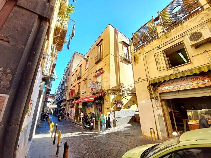 Appartamento quadrilocale in vendita in Vico della Neve a Materdei, Napoli