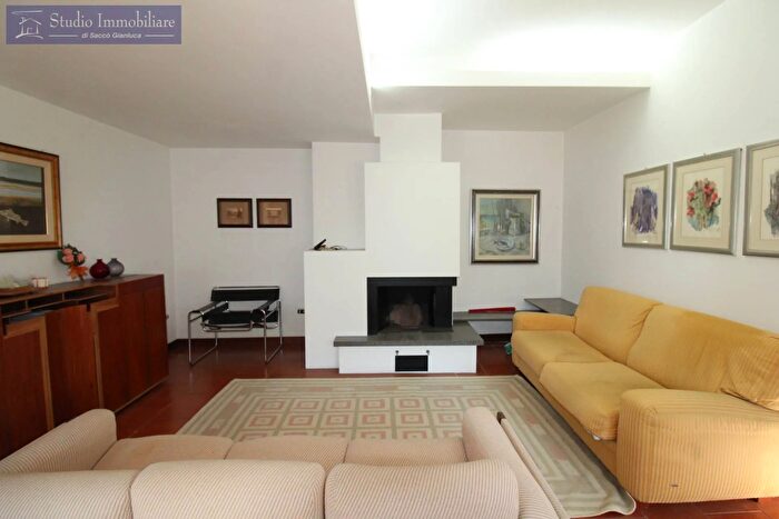 Casa con 5 locali in vendita in Via Barchi, Corana