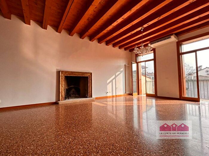 Appartamento quadrilocale in affitto in Contrà della Fascina, Centro Storico, Vicenza