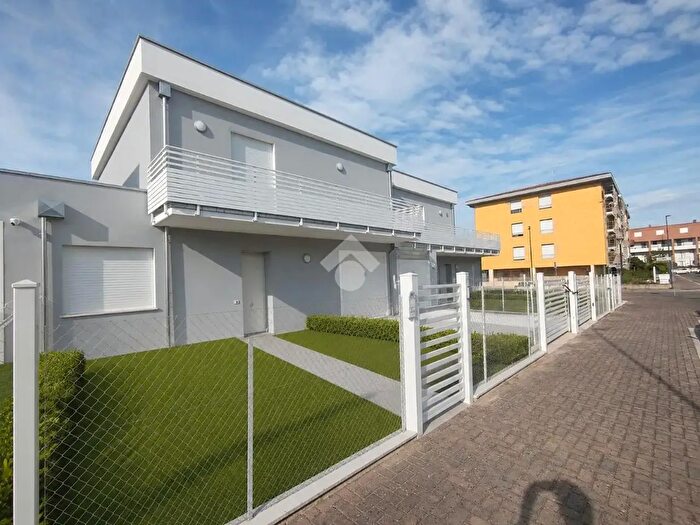 Casa con 5 locali in vendita in Via Larderello, Ravenna