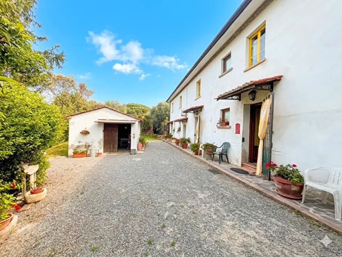 Casa con 9 locali in vendita in Palaia