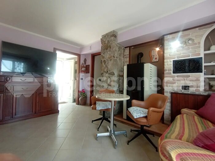 Casa con 8 locali in vendita in Via Italo Balbo, Castel Del Giudice