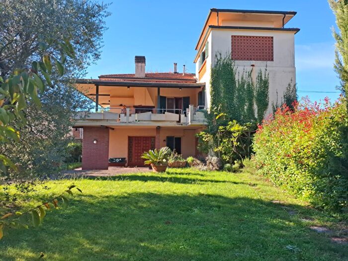 Casa con 8 locali in vendita in Santa Croce SullArno