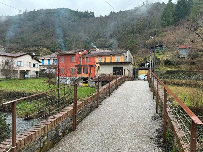Casa con 10 locali in vendita in San Colombano Certenoli
