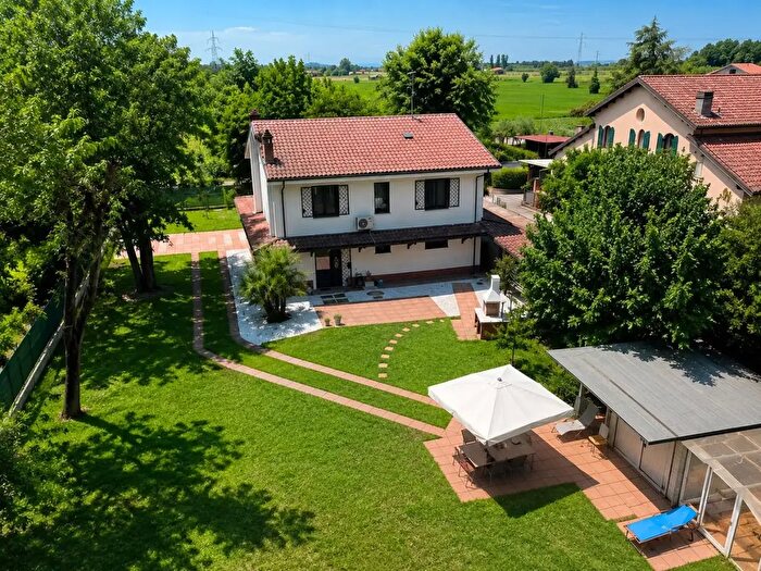 Casa con 6 locali in vendita in Via Boschi, Malalbergo