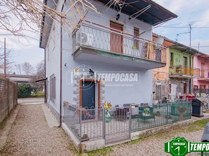 Appartamento trilocale in vendita in Via Gioiello, Albuzzano