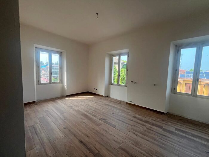 Appartamento trilocale in vendita in Via Foscolo, Mozzate