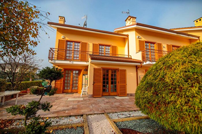 Casa con 6 locali in vendita in Via Cardinal delle Lanze, Montanaro