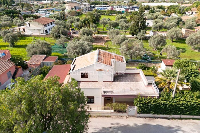 Casa con 10 locali in vendita in Via Raffaela Sansone, Comiso