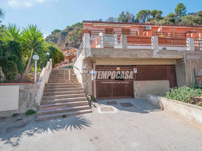 Appartamento bilocale in vendita in Via del Corsaro Sx, Messina