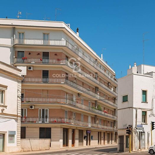 Appartamento con 5 locali in vendita in Via Cisternino, Locorotondo