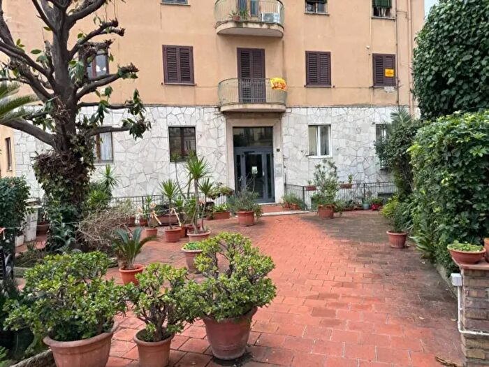 Appartamento con 5 locali in vendita in Via Girolamo Santacroce, Napoli