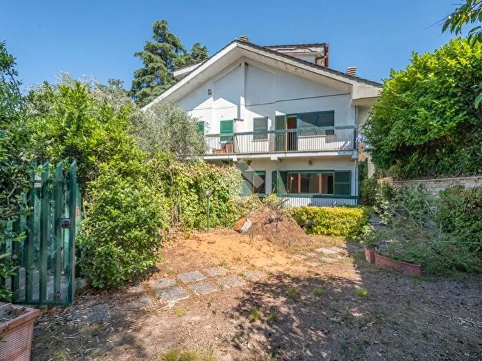 Casa con 6 locali in vendita in Viale Argentina, Formello