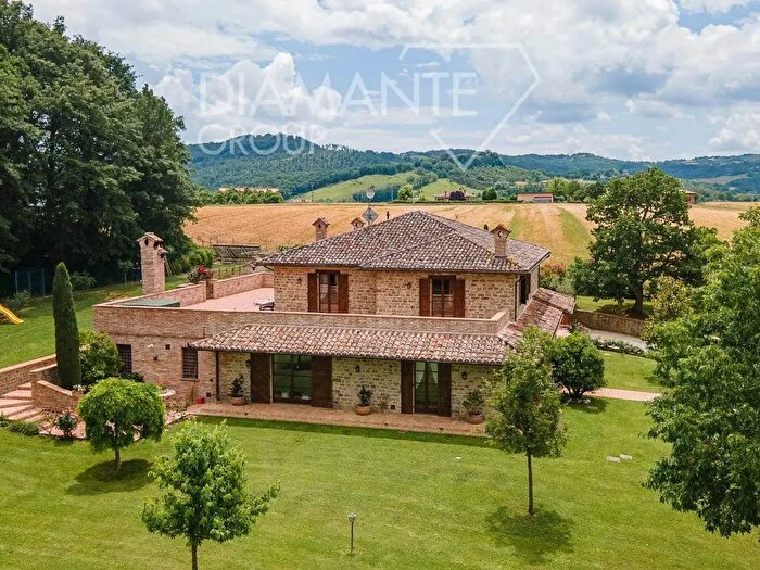 Casa con 12 locali in vendita in Gubbio