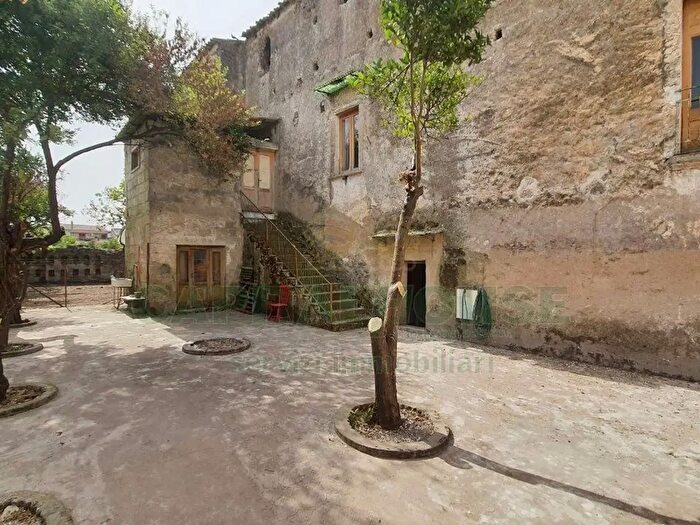 Casa con 10 locali in vendita in Pastorano