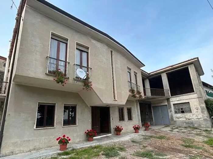 Casa con 6 locali in vendita in Via Circonvallazione, Murazzano