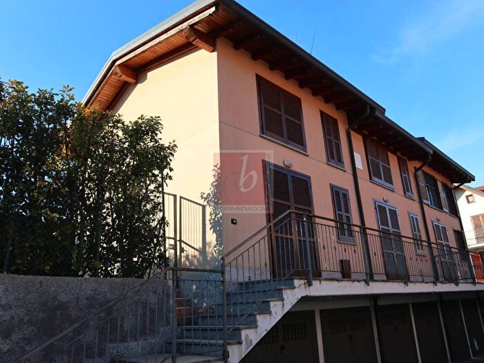 Casa trilocale in affitto in Via Montello, Centro, Leggiuno