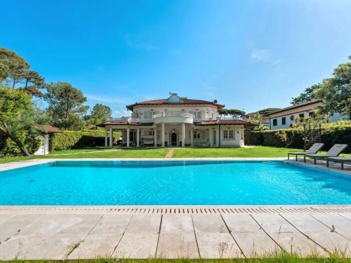 Casa con 8 locali in vendita in Forte Dei Marmi