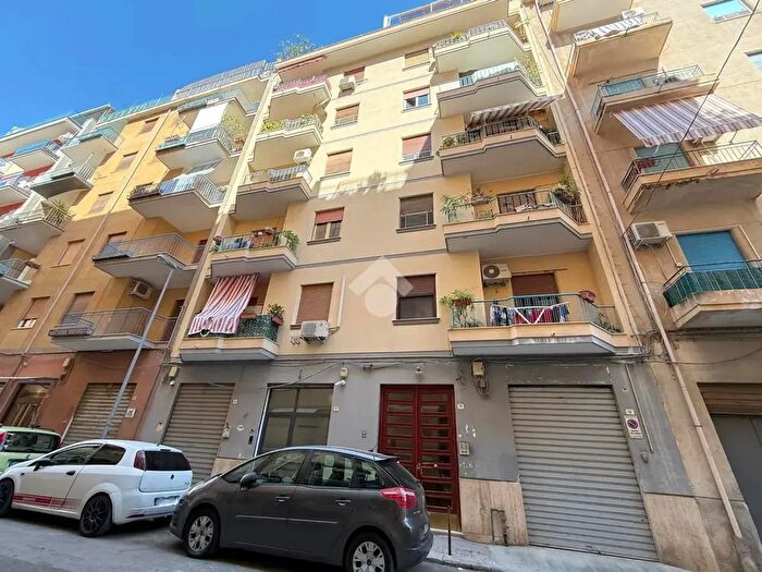 Appartamento trilocale in vendita in Via Matteo Silvaggio, Palermo