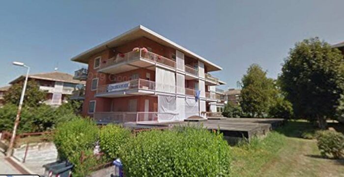 Appartamento trilocale in affitto in Via Giuseppe Thaon di Revel, Centro, Poirino