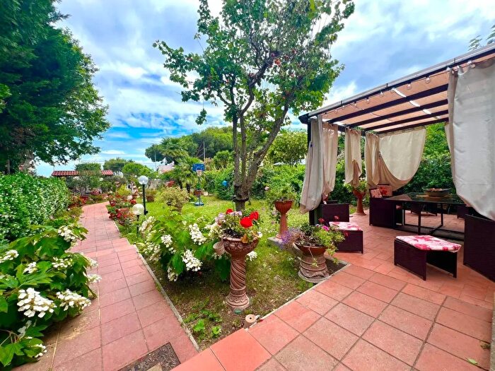 Casa con 7 locali in vendita in Livorno