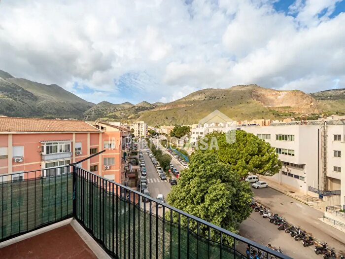 Appartamento quadrilocale in vendita in Via Assoro, Palermo