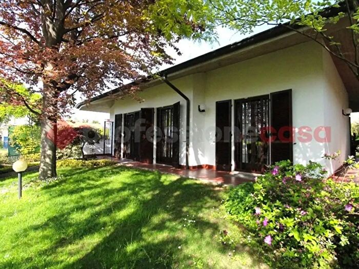 Casa quadrilocale in vendita in Viale della Vittoria, Vaprio DAdda