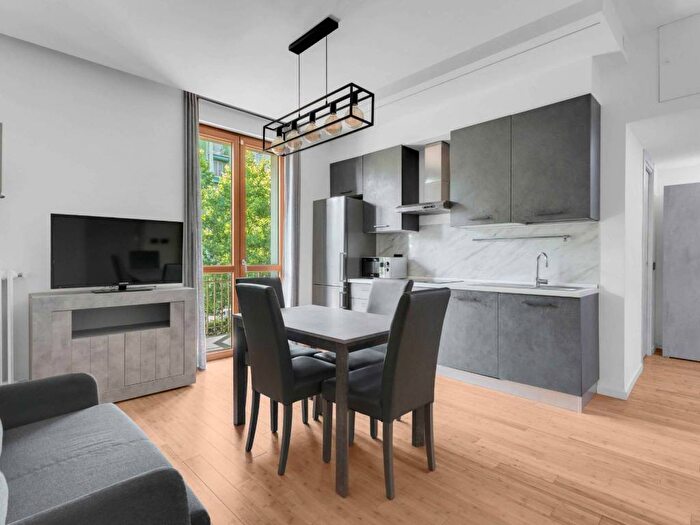 Appartamento trilocale in affitto in Viale Liguria, Famagosta, Milano