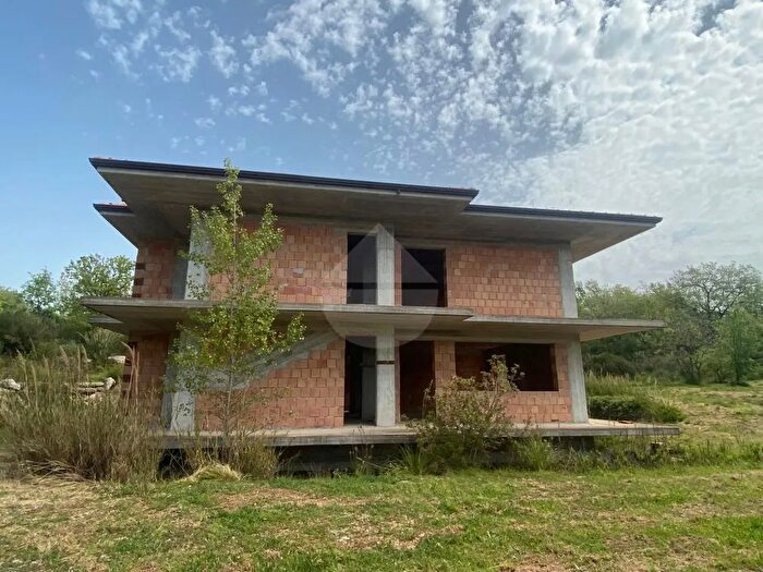 Casa con 8 locali in vendita in Minturno