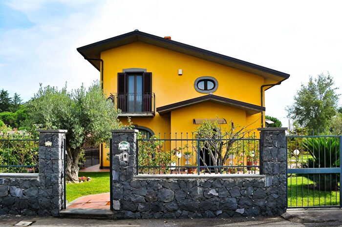 Casa con 7 locali in vendita in Nicolosi