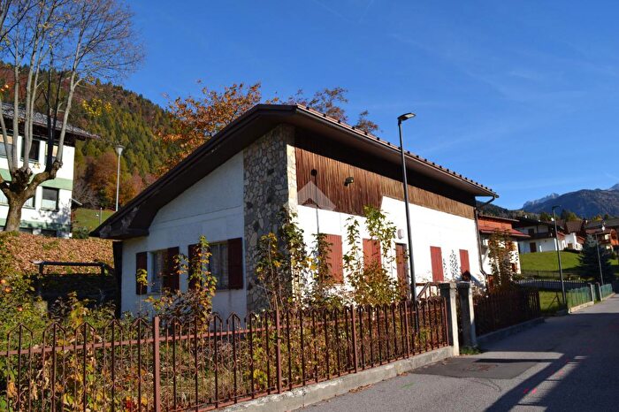 Casa trilocale in vendita in Via Vedretta di Lares, Pinzolo