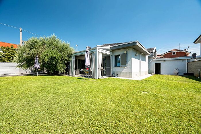 Casa con 6 locali in vendita in Via Bongiovanni, Grugliasco