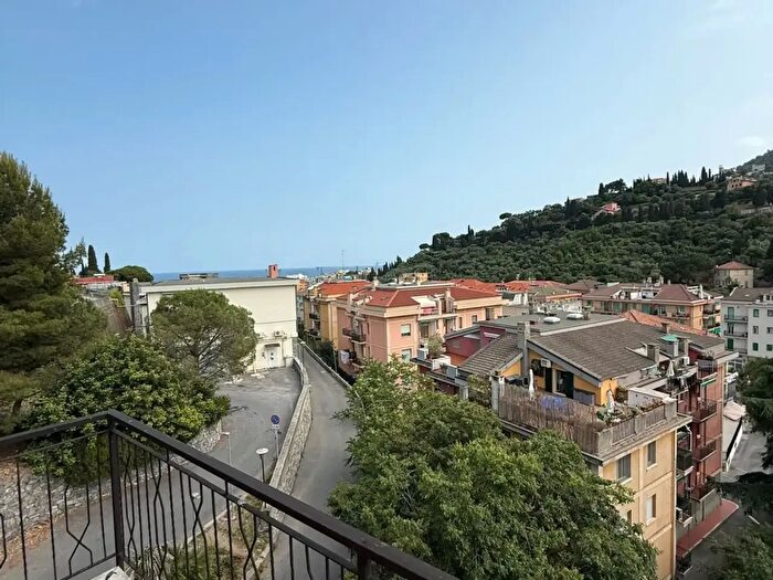 Appartamento quadrilocale in vendita in Via Neghelli, Alassio