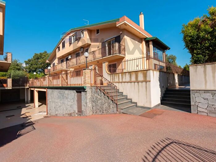 Casa con 7 locali in vendita in Via San Benedetto, Valverde