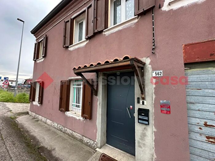 Casa con 7 locali in vendita in Via Dante Alighieri, Castagnaro