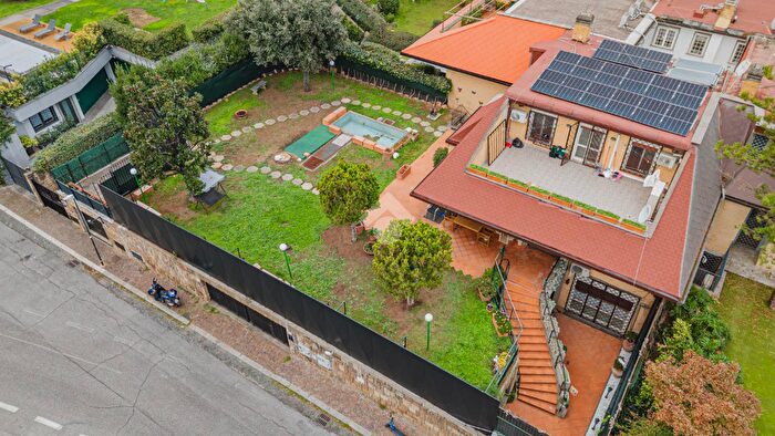 Casa con 7 locali in vendita in Via Indonesia, Roma