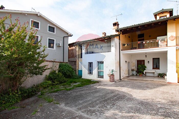 Casa quadrilocale in vendita in Piazza Ippolito Calini, Mairano