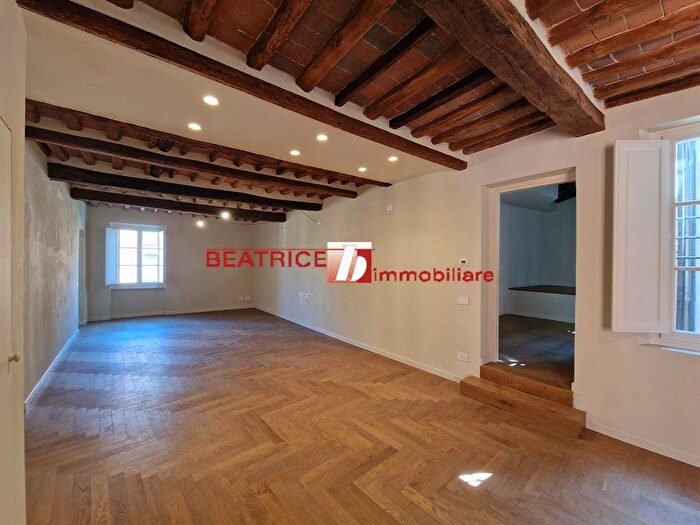 Appartamento con 6 locali in vendita in Piazza Napoleone, Lucca