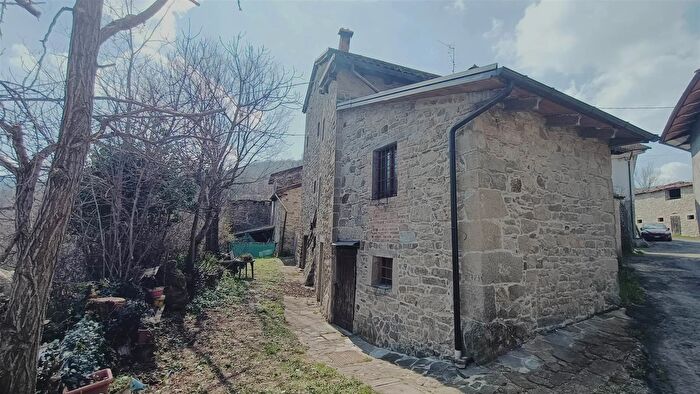 Casa con 8 locali in vendita in Burzanella a Camugnano, Camugnano