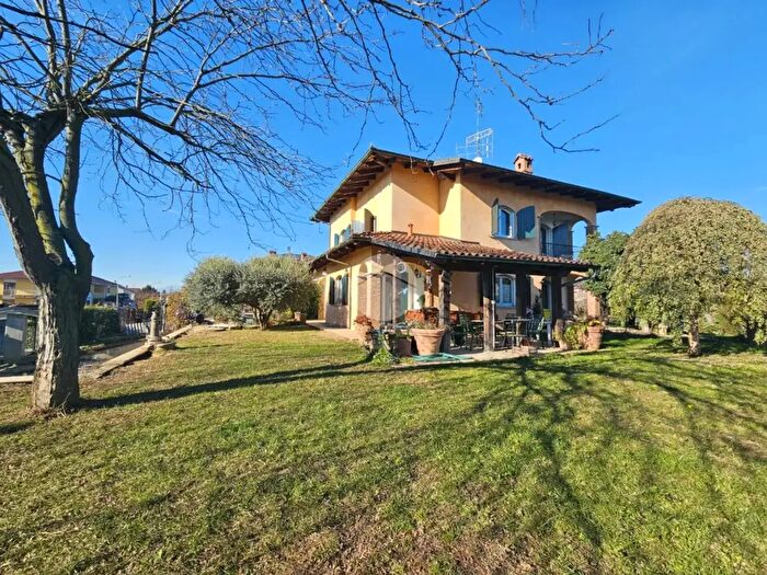 Casa con 9 locali in vendita in Via a Gramsci, Torrazza Piemonte