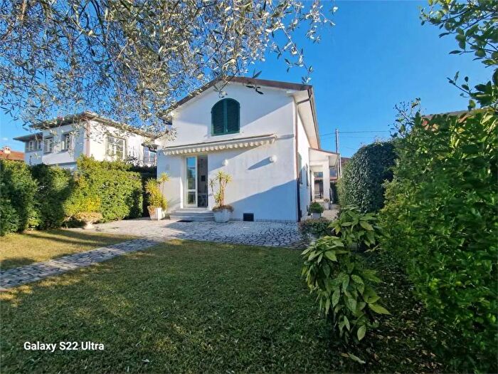 Casa con 6 locali in affitto in Via Michelangelo Buonarroti No Number, Pietrasanta