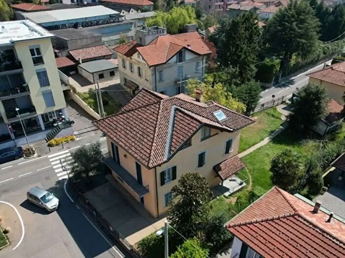 Casa con 7 locali in vendita in Appiano Gentile
